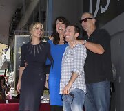 Christina Applegate, Katey Sagal, Edas O'Neillas ir Davidas Faustino