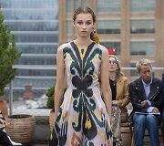 &bdquo;Oscar de la Renta&ldquo; 2019 m. pavasario ir vasaros kolekcijos modelis