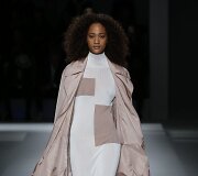 &bdquo;Hugo Boss&ldquo; 2019 m. pavasario ir vasaros kolekcijos modelis