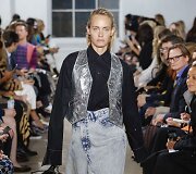 &bdquo;Proenza Schouler&ldquo; 2019 m. pavasario ir vasaros kolekcijos modelis
