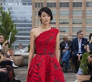 &bdquo;Oscar de la Renta&ldquo; 2019 m. pavasario ir vasaros kolekcijos modelis