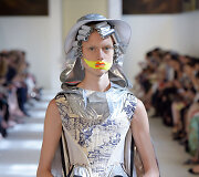 &bdquo;Maison Margiela&ldquo; 2016 m. rudens-žiemos auk&scaron;tosios mados kolekcijos modelis