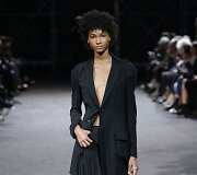 &bdquo;Yohji Yamamoto&ldquo; 2019 m. pavasario ir vasaros kolekcijos modelis