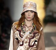 &bdquo;Anna Sui&ldquo; 2019 m. pavasario ir vasaros kolekcijos modelis