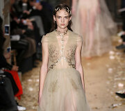 &bdquo;Valentino&ldquo; 2016 m. pavasario-vasaros kolekcijos modelis