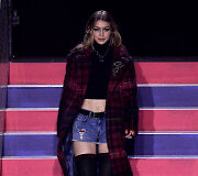 &bdquo;Tommy Hilfiger&ldquo; 2018 m. pavasario ir vasaros kolekcijos modelis