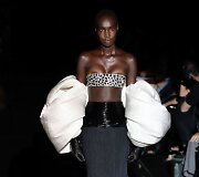 &bdquo;Schiaparelli&ldquo; 2019&ndash;2020 m. rudens ir žiemos auk&scaron;tosios mados kolekcijos modelis