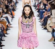 &bdquo;Christian Dior&ldquo; 2018 m. pavasario ir vasaros kolekcijos modelis