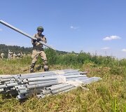 Kariuomenė pasienyje su Baltarusija pradėjo tiesti spygliuotos vielos užtvarą