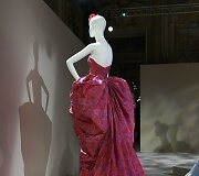 &bdquo;Giambattista Valli&ldquo; 2019&ndash;2020 m. rudens ir žiemos auk&scaron;tosios mados kolekcijos modelis
