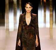 &bdquo;Fendi&ldquo; 2021 m. pavasario ir vasaros auk&scaron;tosios mados kolekcijos modelis: Farida Khelfa