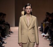 &bdquo;Herm&egrave;s&ldquo; 2020 m. pavasario ir vasaros kolekcijos modelis
