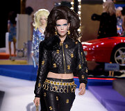 &bdquo;Moschino&ldquo; 2019&ndash;2020 m. rudens ir žiemos kolekcijos modelis