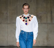 &bdquo;Christopher Kane&ldquo; 2019 m. pavasario ir vasaros kolekcijos modelis