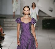 &bdquo;Carolina Herrera&ldquo; 2018 m. pavasario ir vasaros kolekcijos modelis