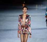 &bdquo;Saint Laurent&ldquo; 2018 m. pavasario ir vasaros kolekcijos modelis