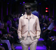 &bdquo;Tom Ford&ldquo; 2020 m. pavasario ir vasaros kolekcijos modelis