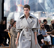 &bdquo;Alexander McQueen&ldquo; 2022 m. pavasario ir vasaros kolekcijos modelis