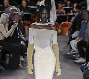 &bdquo;MM6 Maison Margiela&ldquo; 2023 m. pavasario ir vasaros kolekcijos modelis