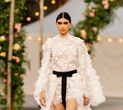 &bdquo;Chanel&ldquo; 2021 m. pavasario ir vasaros auk&scaron;tosios mados kolekcijos modelis