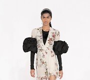 &bdquo;Giambattista Valli&ldquo; 2021&ndash;2022 m. rudens ir žiemos kolekcijos modelis