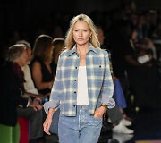 &bdquo;Bottega Veneta&ldquo; 2023 m. pavasario ir vasaros kolekcijos modelis: Kate Moss