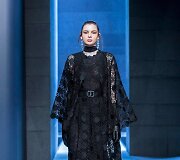&bdquo;Elie Saab&ldquo; 2021&ndash;2022 m. rudens ir žiemos kolekcijos modelis