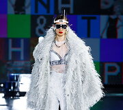 &bdquo;Dolce & Gabbana&ldquo; 2021&ndash;2022 m. rudens ir žiemos kolekcijos modelis