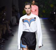 &bdquo;Christopher Kane&ldquo; 2020 m. pavasario ir vasaros kolekcijos modelis