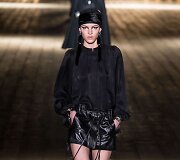 &bdquo;Saint Laurent&ldquo; 2018&ndash;2019 m. rudens ir žiemos kolekcijos modelis