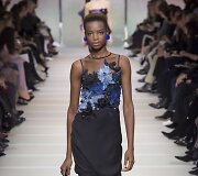 &bdquo;Giorgio Armani Priv&eacute;&ldquo; 2018 m. pavasario ir vasaros auk&scaron;tosios mados kolekcijos modelis