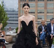 &bdquo;Oscar de la Renta&ldquo; 2019 m. pavasario ir vasaros kolekcijos modelis