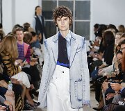 &bdquo;Proenza Schouler&ldquo; 2019 m. pavasario ir vasaros kolekcijos modelis