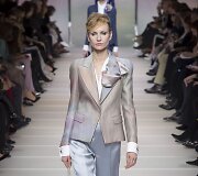 &bdquo;Giorgio Armani Priv&eacute;&ldquo; 2018 m. pavasario ir vasaros auk&scaron;tosios mados kolekcijos modelis