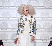 &bdquo;Schiaparelli&ldquo; 2016 m. pavasario-vasaros kolekcijos modelis
