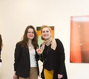 Karolina Tomkevičiūtė ir Daiva Jovai&scaron;ienė, kuri parodai paskolino Sigitos Maslauskaitės-Mažylienės kūrinį.