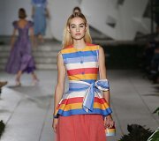 &bdquo;Carolina Herrera&ldquo; 2018 m. pavasario ir vasaros kolekcijos modelis