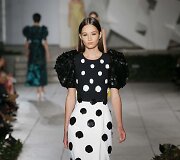 &bdquo;Carolina Herrera&ldquo; 2018 m. pavasario ir vasaros kolekcijos modelis