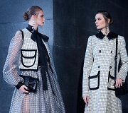 &bdquo;Elie Saab&ldquo; 2021&ndash;2022 m. rudens ir žiemos kolekcijos modelis