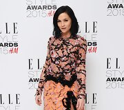 Leigh Lezark vilki suknelę i&scaron; Mary Katrantzou kolekcijos
