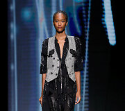 &bdquo;Giorgio Armani&ldquo; 2021 m. pavasario ir vasaros kolekcijos modelis