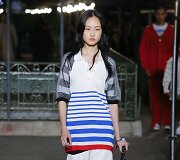 &bdquo;Sonia Rykiel&ldquo; 2019 m. pavasario ir vasaros kolekcijos modelis