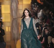 &bdquo;Elie Saab&ldquo; 2015 m. auk&scaron;tosios mados kolekcijos modelis 