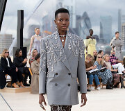 &bdquo;Alexander McQueen&ldquo; 2022 m. pavasario ir vasaros kolekcijos modelis