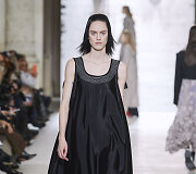 &bdquo;Nina Ricci&ldquo;  2020&ndash;2021 m. rudens ir žiemos kolekcijos modelis