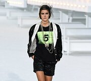 &bdquo;Chanel&ldquo; 2021 m. pavasario ir vasaros kolekcijos modelis