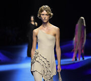 &bdquo;Blumarine&ldquo; 2023 m. pavasario ir vasaros kolekcijos modelis