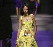 &bdquo;Versace&ldquo; 2023 m. pavasario ir vasaros kolekcijos modelis