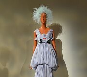 &bdquo;Giambattista Valli&ldquo; 2019&ndash;2020 m. rudens ir žiemos auk&scaron;tosios mados kolekcijos modelis