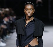 &bdquo;Yohji Yamamoto&ldquo; 2019 m. pavasario ir vasaros kolekcijos modelis